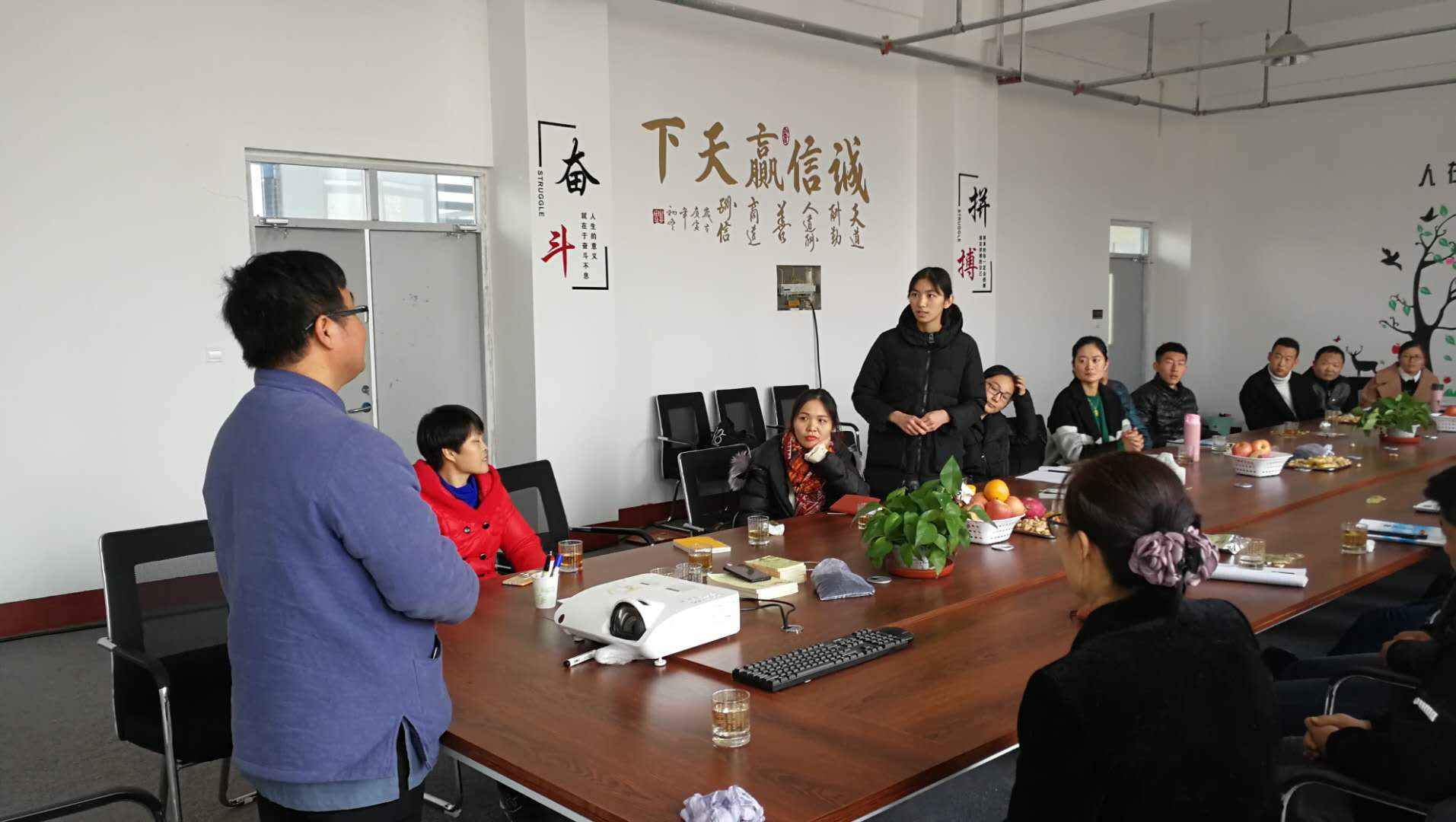 員工就問題對王老師進(jìn)行提問 員工就問題對王老師進(jìn)行提問